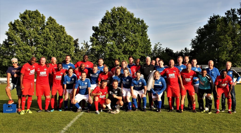 Groepsfoto VVR en FC De Rebellen.