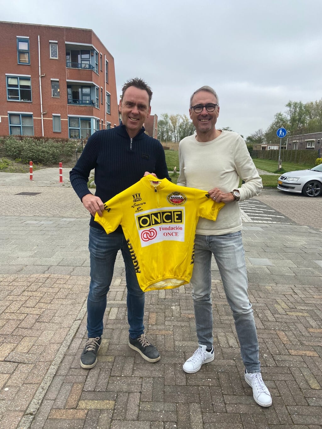 Koos Moerenhout en Alex Zulle tonen de leiderstrui uit de Vuelta