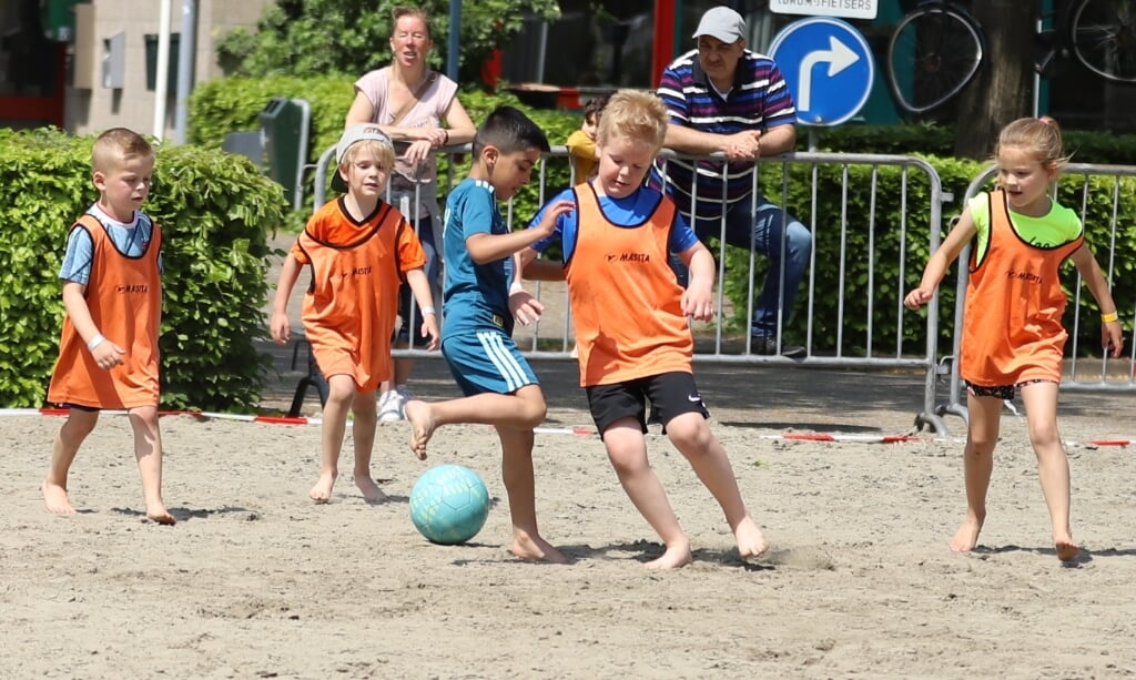 De jeugd vermaakt zich met Beach Soccer.