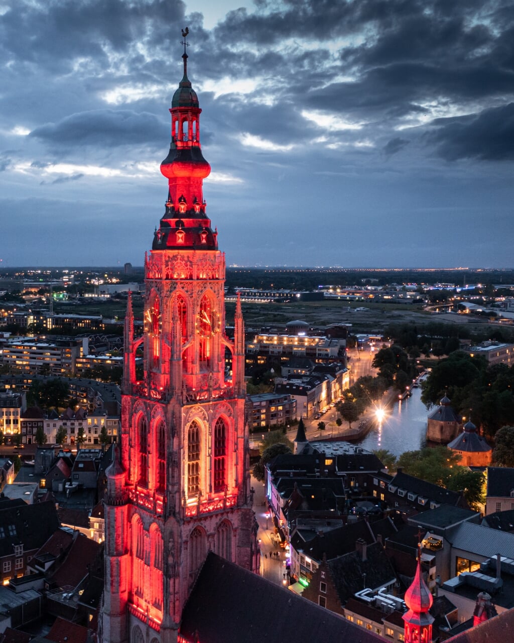 Grote Kerk Breda kleurt rood voor La Vuelta