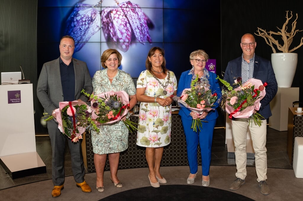 V.l.n.r. Martijn Gijzen, Laura Matthijssen, burgemeester Marjolein van der Meer Mohr, Suzanne Breedveld en René Lazeroms.