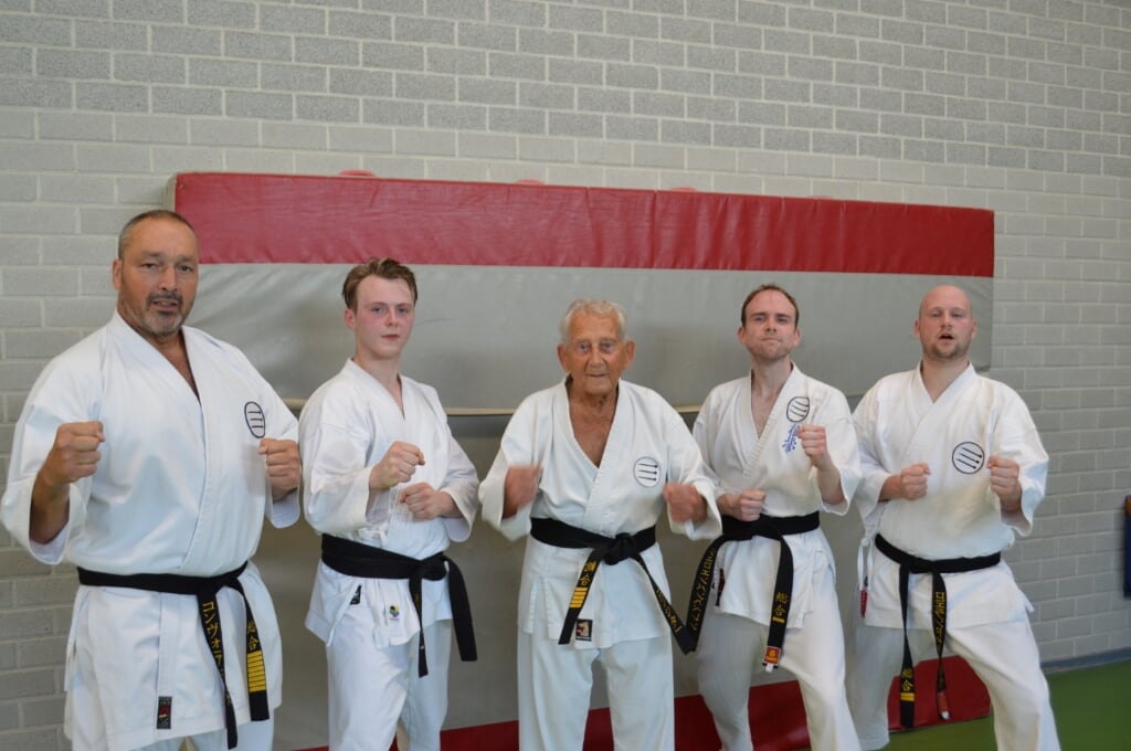 Cor in het midden, met zijn nieuwe zwarte band, 5e DAN TOtaal karate