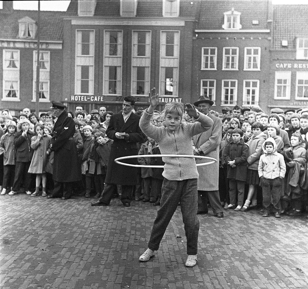 Wedstrijd hoelahoep op de markt in Middelburg, 1958.