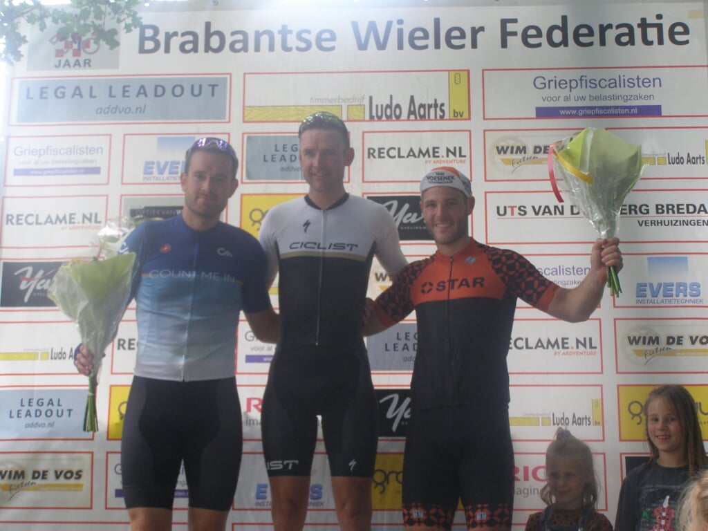 Winnaar Peter Behiels met links nummer 2 Jasper Cant en rechts nummer 3 Stefan Laurijssen. 