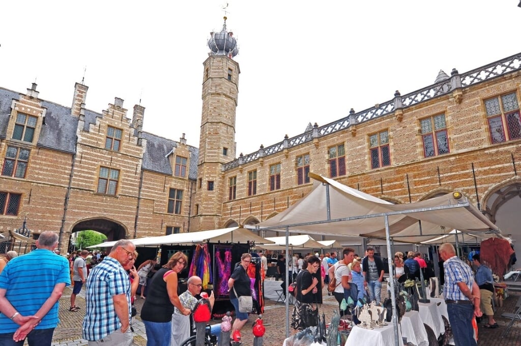 De kunstmarkt op de binnenplaats van het Markiezenhof