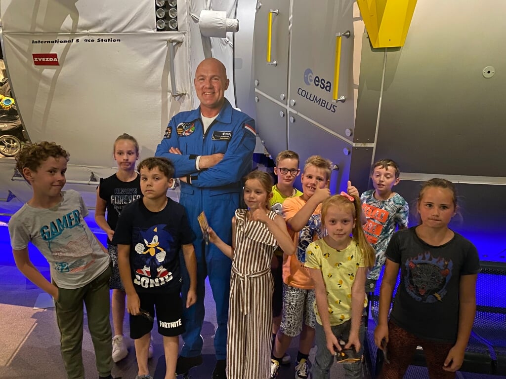 Een aantal leerlingen tijdens het VIP-bezoek aan Space Expo.