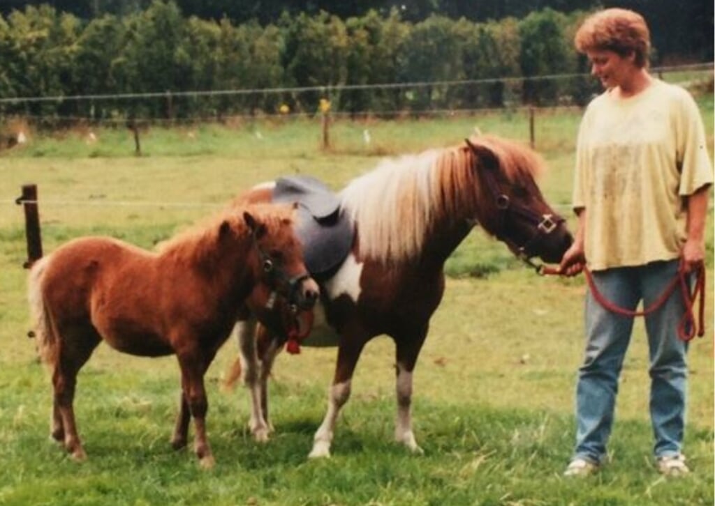 Lilian Versteeg met pony Hettie en veulentje, 20 jaar geleden