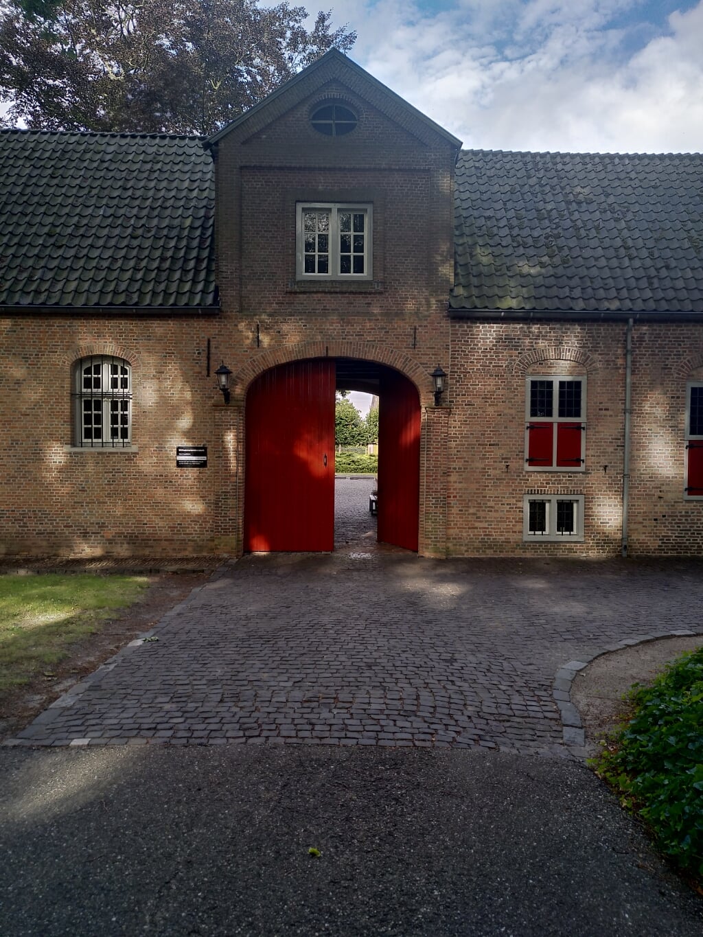 Het oude poortgebouw / Wilhemmietenmuseum aan de Staartsestraat.