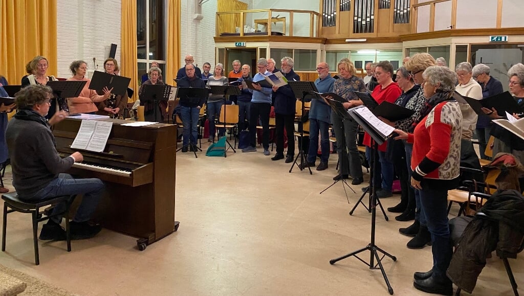 Cantare en leden van het Zeeuws Concertkoor repeteren The Flood Requiem 1953 o.l.v. Pim Overduin