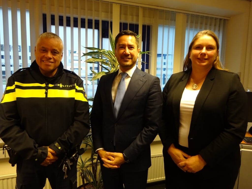 Politiechef Joost Manusama, voorzitter Harald Bergmann van het districtscollege Zeeland en gebiedsofficier Gerda Oosterveld van het Openbaar Ministerie (vlnr).
