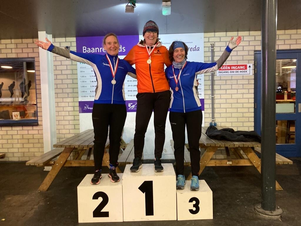 Podium 1500 meter afstandskampioenschap: Anja Bollaart, Rian Buitendijk, Tialda Gerritsma
