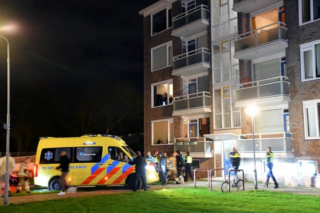 Bij een flatgebouw in Vlissingen is een man overleden op nieuwjaarsochtend.
