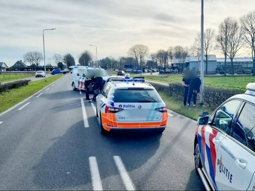 Politievoertuigen bij de actie op de Antwerpseweg.