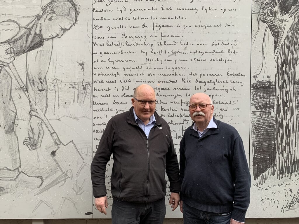 Jac de Bruijn en Cor Kerstens voor de muur achter de Vincent van Goghkerk. 
