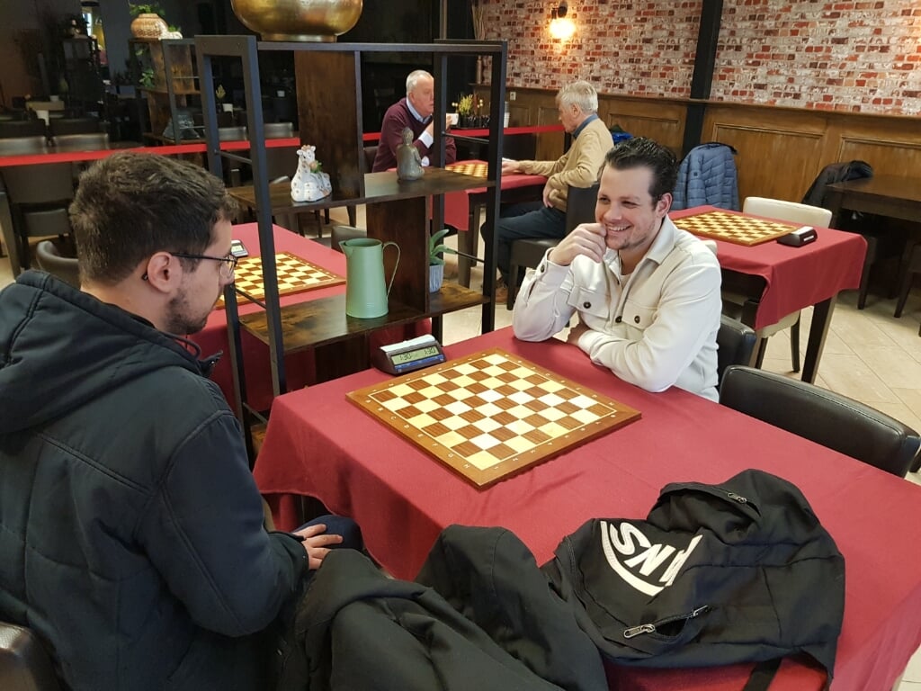 Blind schaken Martijn en Nikki
