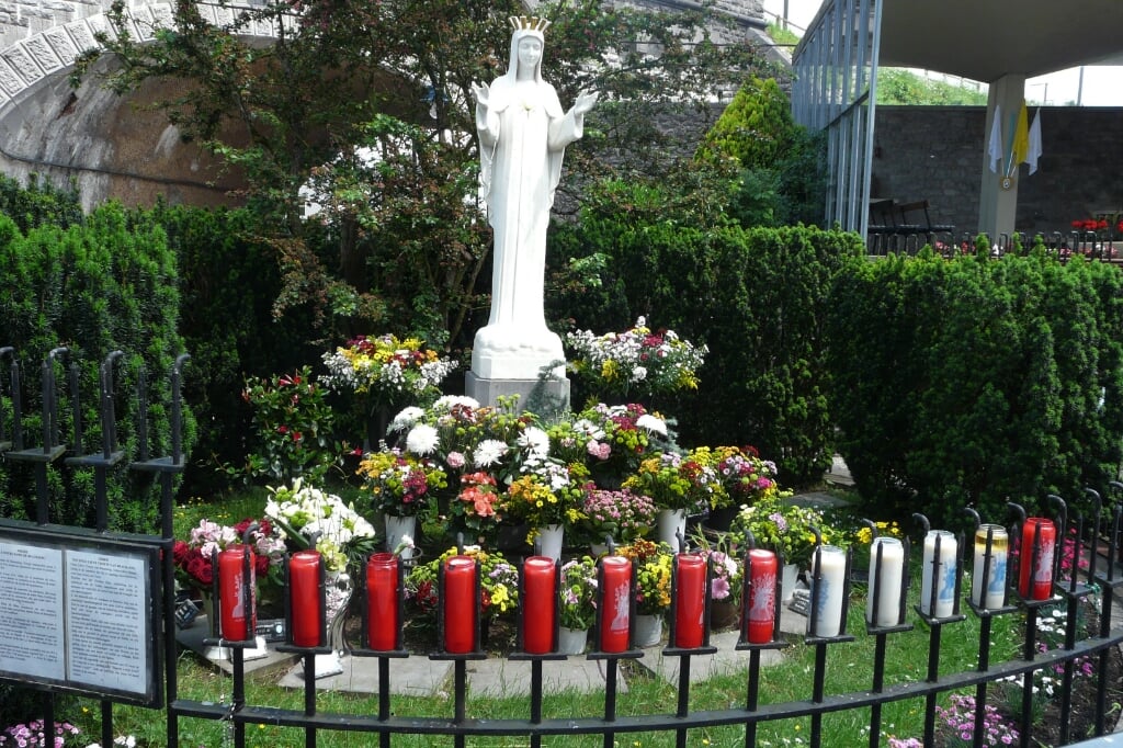 Beeltenis van Maria met het Gouden Hart op de verschijningsplaats in de tuin