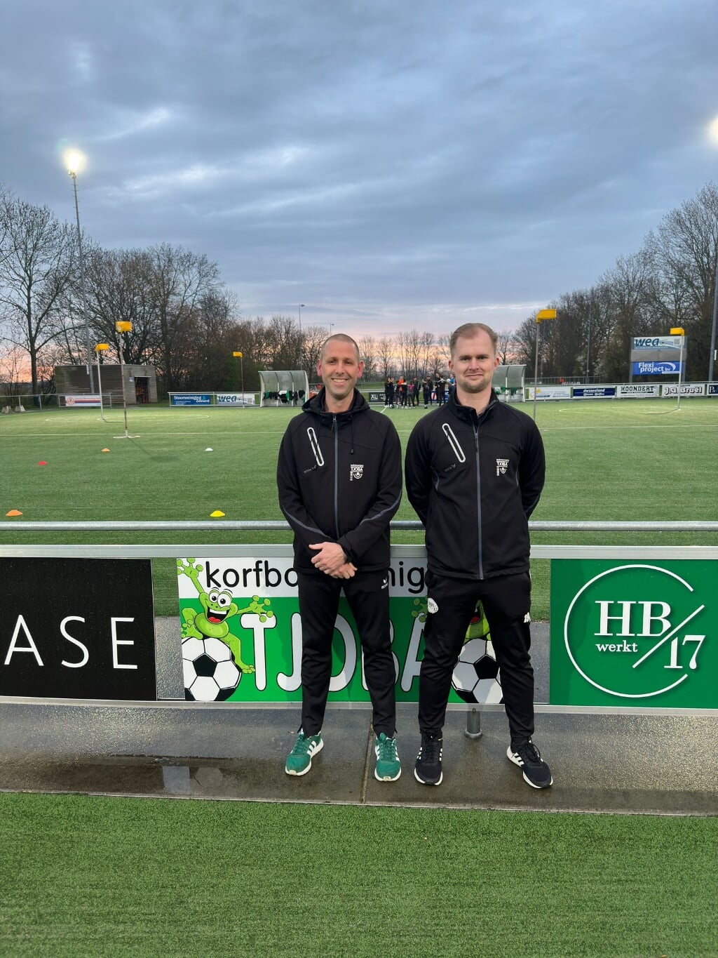 Trainers Jouri van den Broeke (links) en Wouter de Kunder (rechts) kijken vooruit naar volgend seizoen bij KV Tjoba