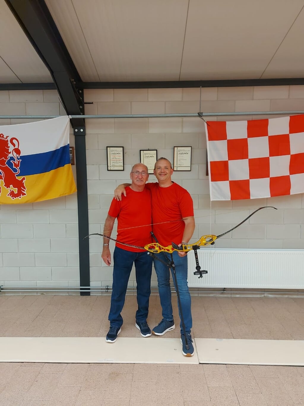 Ad en Don in Geverik tussen de vlaggen Limburg en Brabant