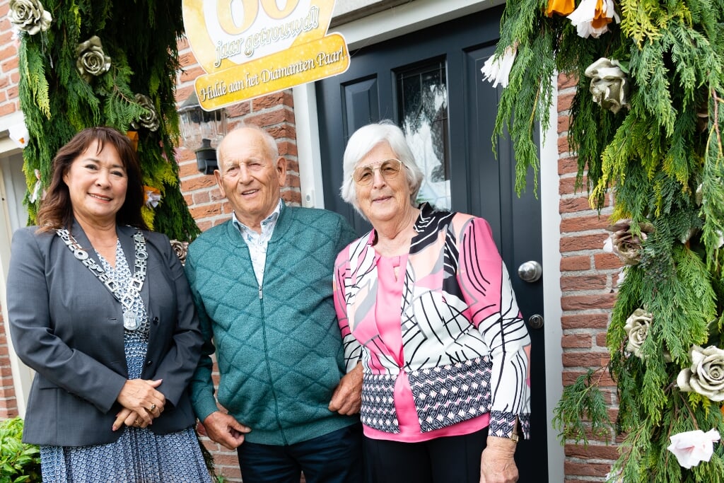 Burgemeester Marjolein van der Meer Mohr op bezoek bij het jubilerende koppel.
