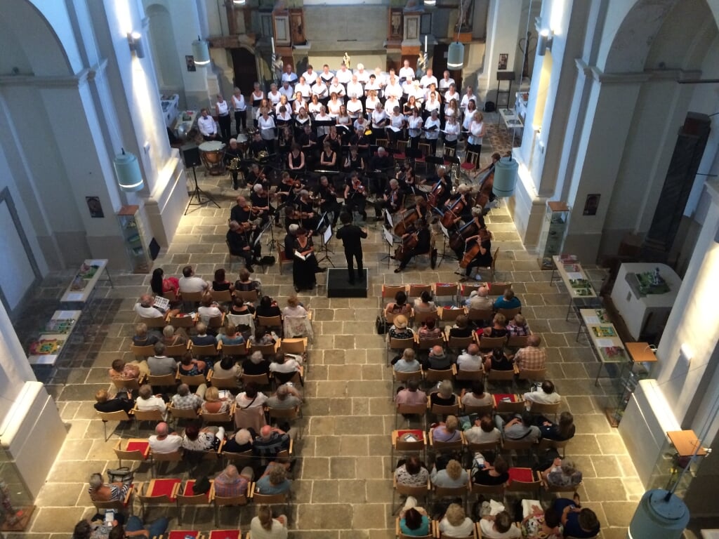 CMD koor en orkest treden op in Ostrov