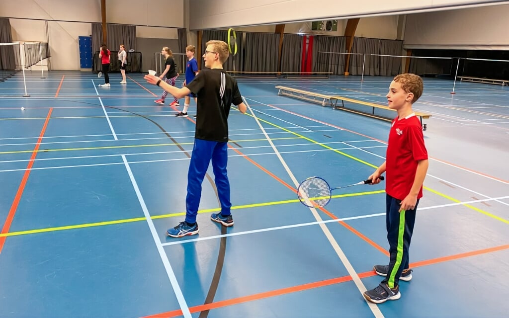 Twee jeugdtoppers van BadmintonBoZ laten hun vetste badmintonskills zien in Sportcentrum De Karmel!
