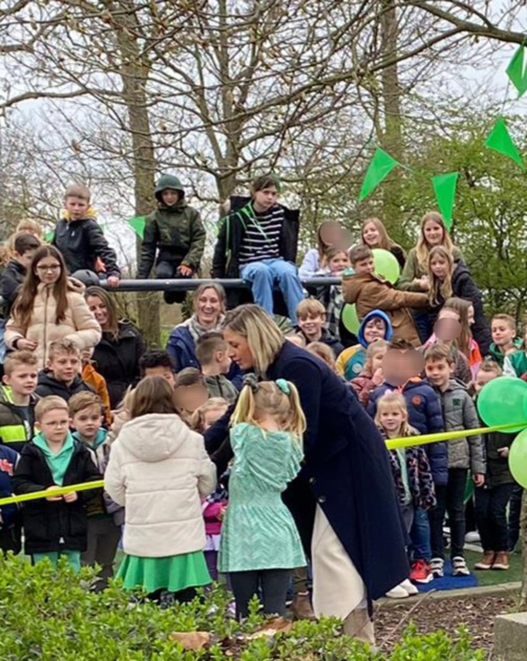 Burgemeester Veere opent groen schoolplein van Archipelschool de Sprong 