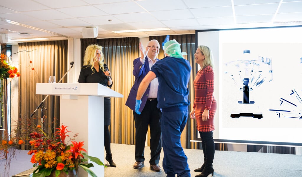 Met een high five aan een ‘chirurgische robot’ schonk Delftenaar Chris Oomen, de nummer 52 in de Quote 500, donderdag namens Stichting Phoenix de operatierobot aan directeur medische zaken Carina Hilders.