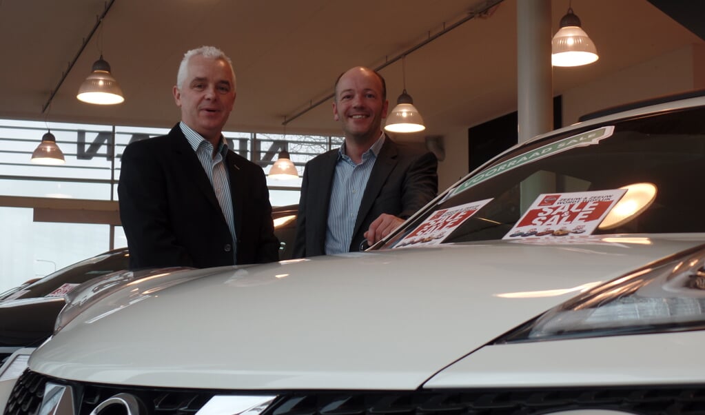De Sale & Sale Toppers van Nissan-dealer Zeeuw & Zeeuw, links Ruud Oosterven en rechts Taco Veldhuyzen.