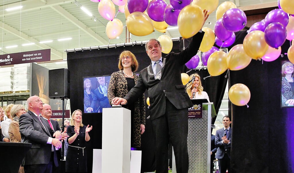 Nadat burgemeester Bas Verkerk op een grote knop drukte en de ballonnen de lucht in gingen, was Hanos officieel geopend. (foto: Koos Bommelé)