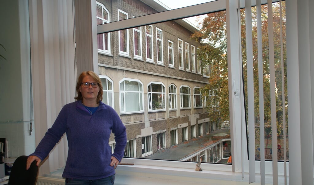 Sasha Goulooze in haar praktijkruimte in zalencentrum Delftstede.
