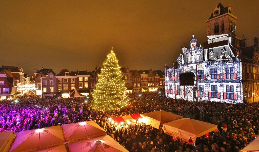 De kerstboom op de Markt stak tijdens de vorige editie van Lichtjesavond boven de massa uit. Dat zal ook dinsdag 8 december weer zo zijn. 