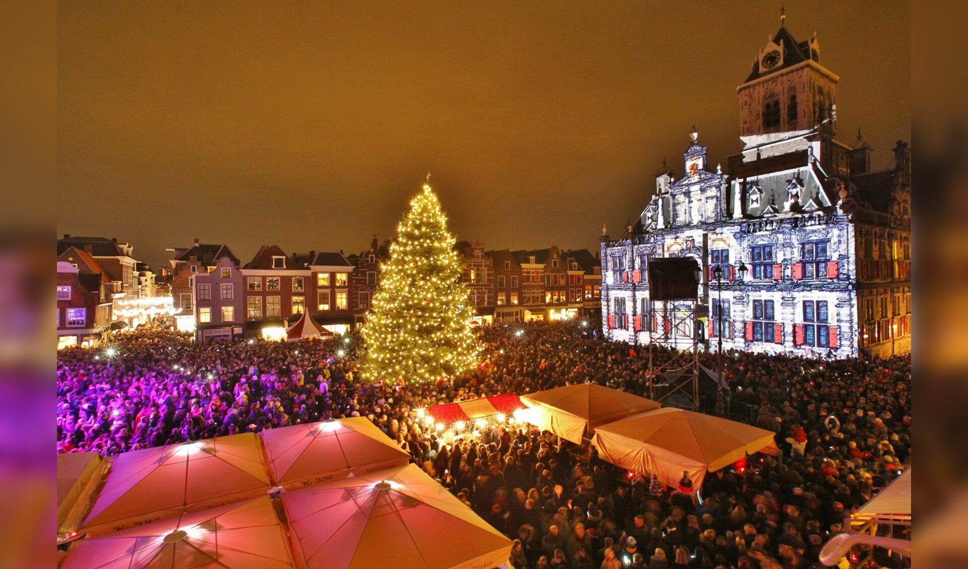 De kerstboom op de Markt stak tijdens de vorige editie van Lichtjesavond boven de massa uit. Dat zal ook dinsdag 8 december weer zo zijn. 