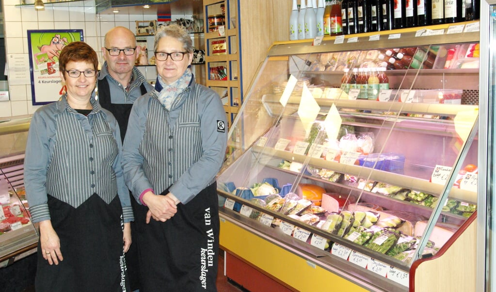 Veronique, Evert en Susan van Winden, met rechts van hen een schap vol producten om je vleesgerechten nog lekkerder mee te maken.  