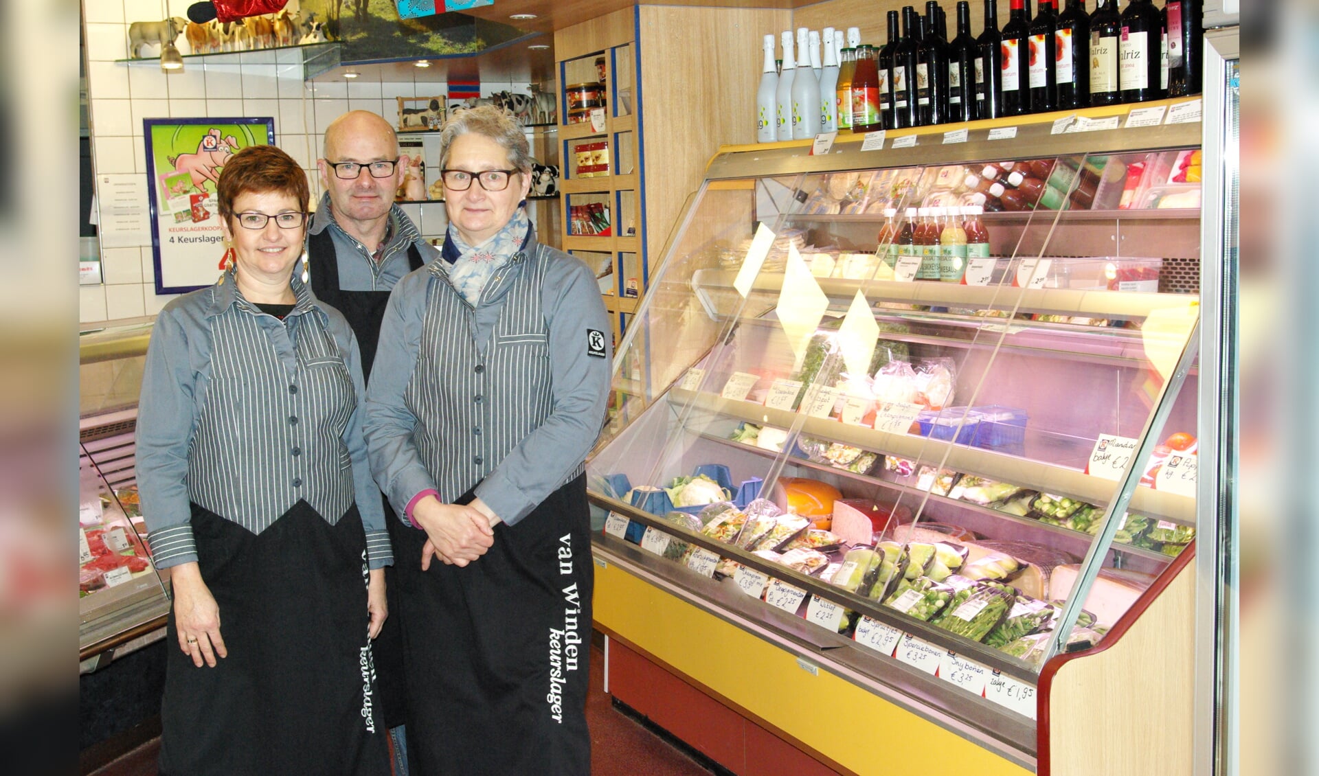 Veronique, Evert en Susan van Winden, met rechts van hen een schap vol producten om je vleesgerechten nog lekkerder mee te maken.  