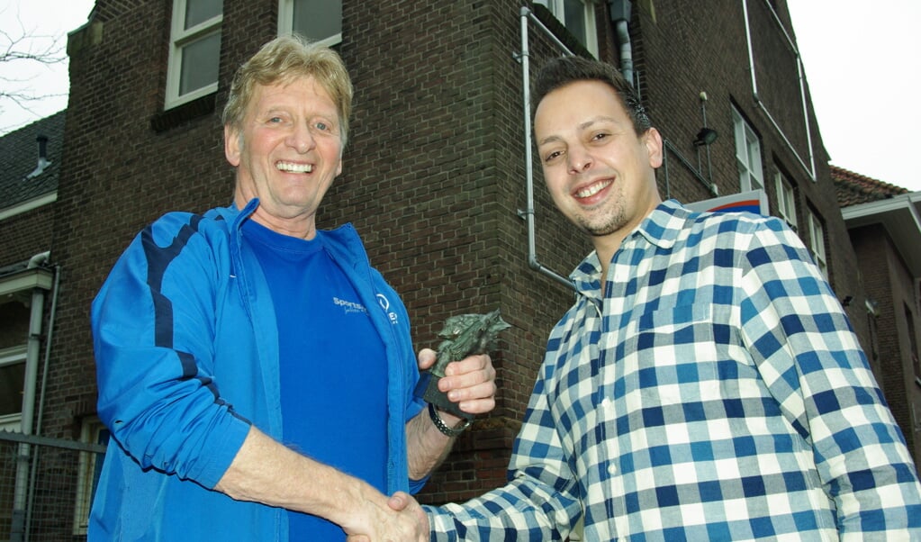 Jan Koster, de Bekendste Delftenaar 2013, mocht vorig jaar de Bronzen Hugo uitreiken aan Roy van den Akker, de Bekendste Delftenaar 2014. Aan wie mag de Delftse zanger het beeldje straks overhandigen? 