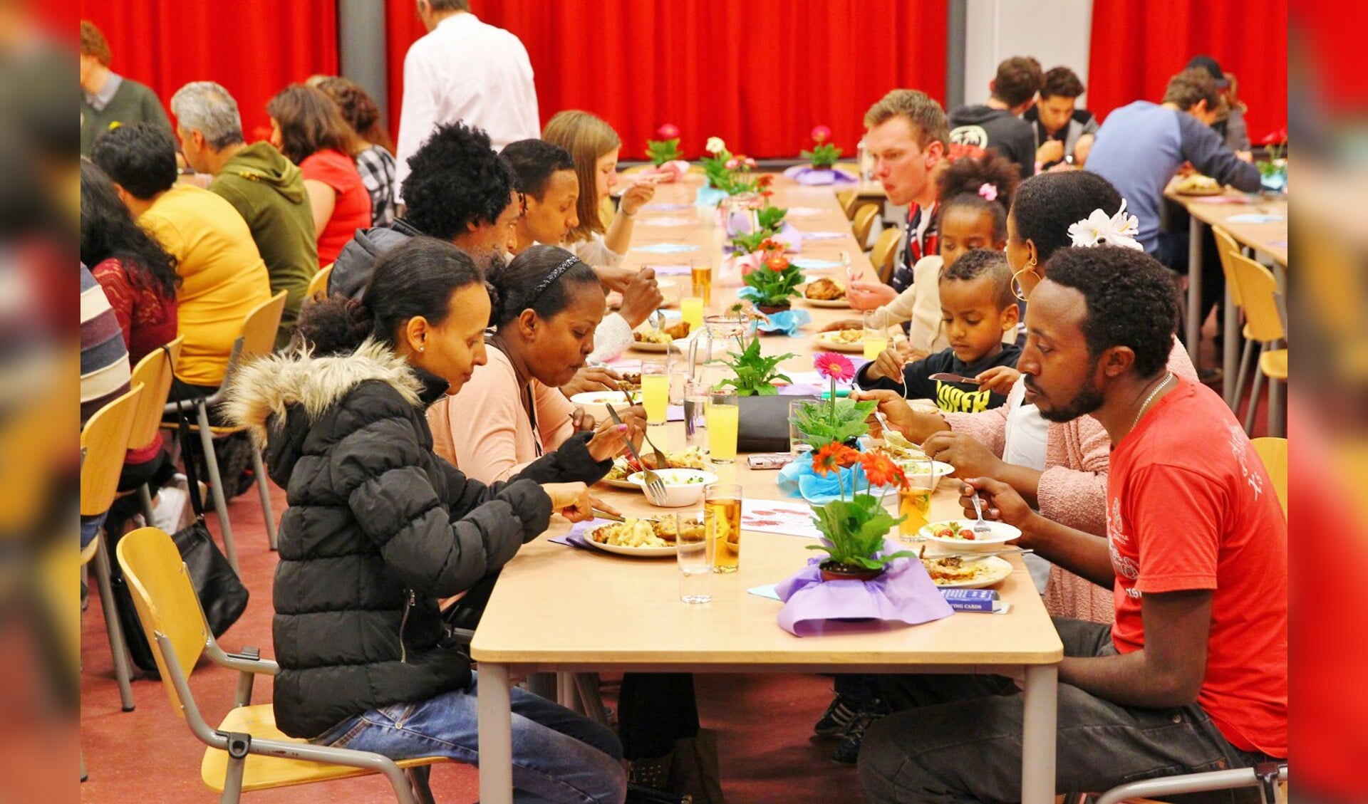 De vluchtelingen genoten van een heerlijke maaltijd. 