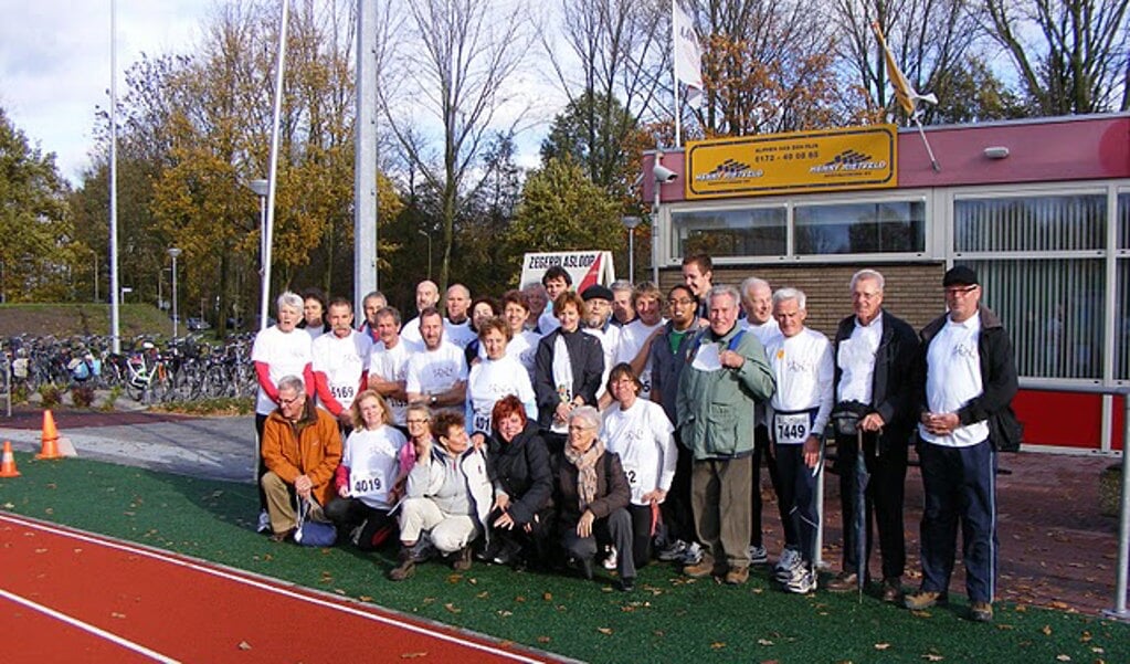 Leden van Loopclub Felix, voorafgaand aan de Zegerplasloop in Alphen aan den Rijn, in 2009. 