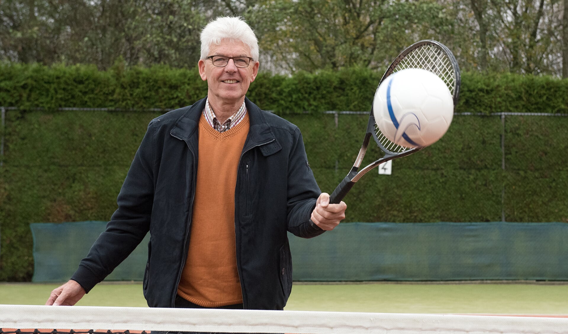 Kees de Groot gaat niet altijd meer bij het eerste van Full Speed kijken, maar is als voorzitter van de tenniscommissie nog wel vaak op de tennisbaan te vinden. (foto: Roel van Dorsten)