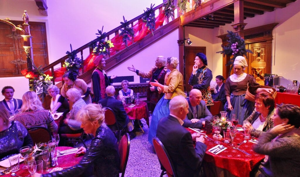 Wethouder Förster, hier linksachter te zien tijdens het culinaire evenement 'Aan Tafel bij Lambert' in 2014, is tevreden over het bedrag dat Delft nu voor dit pand krijgt. 