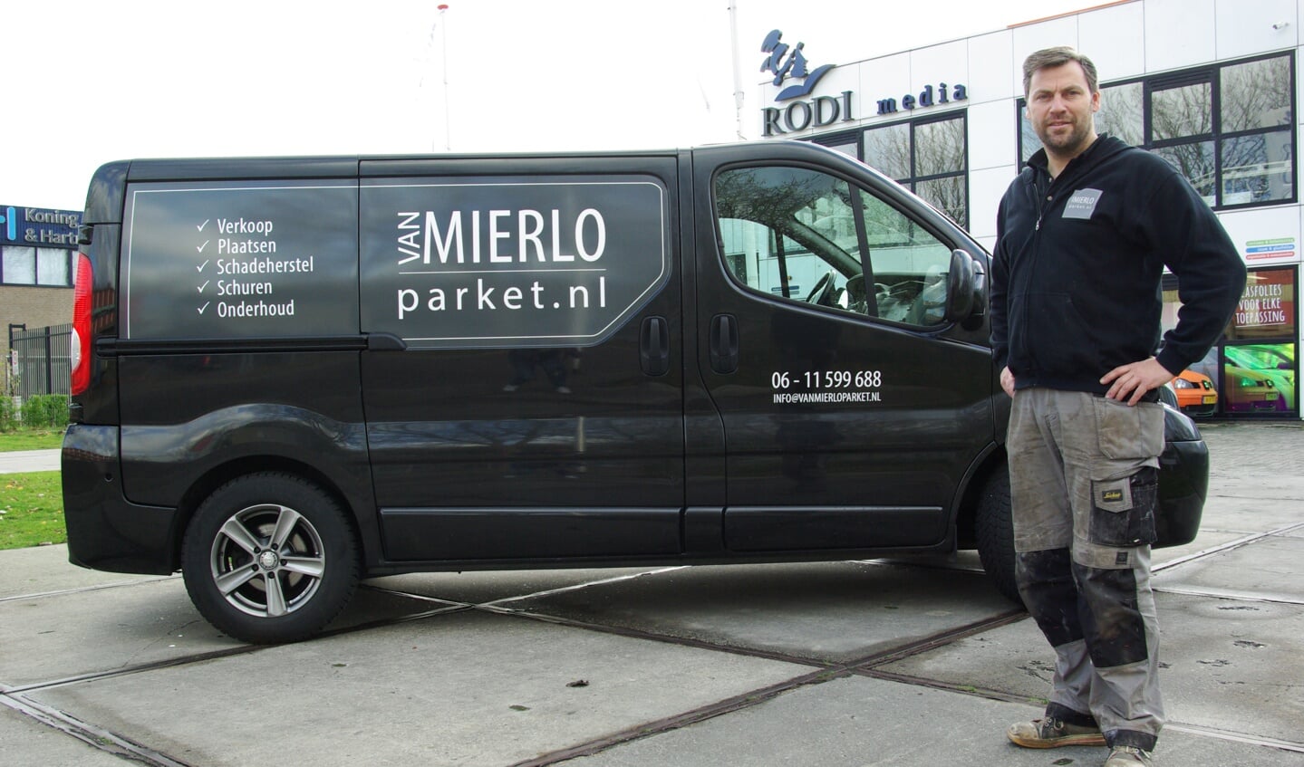 Harrie van Mierlo van Van Mierlo Parket is blij met zijn onlangs door RODI beletterde bedrijfswagen.