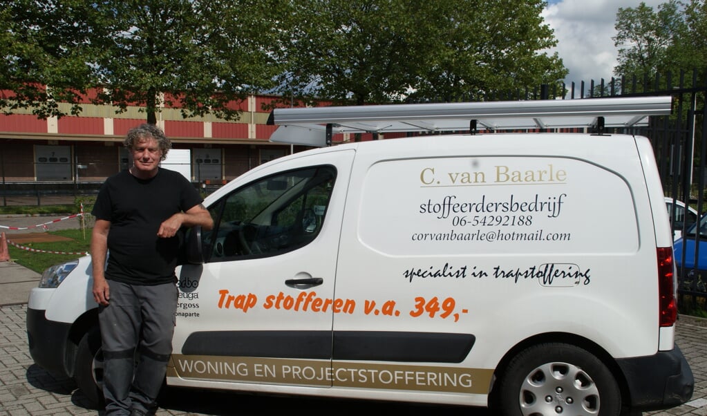 Cor van Baarle van C. Van Baarle Stoffeerderbedrijf bij zijn bedrijfsvoertuig, klaar voor elke klus.