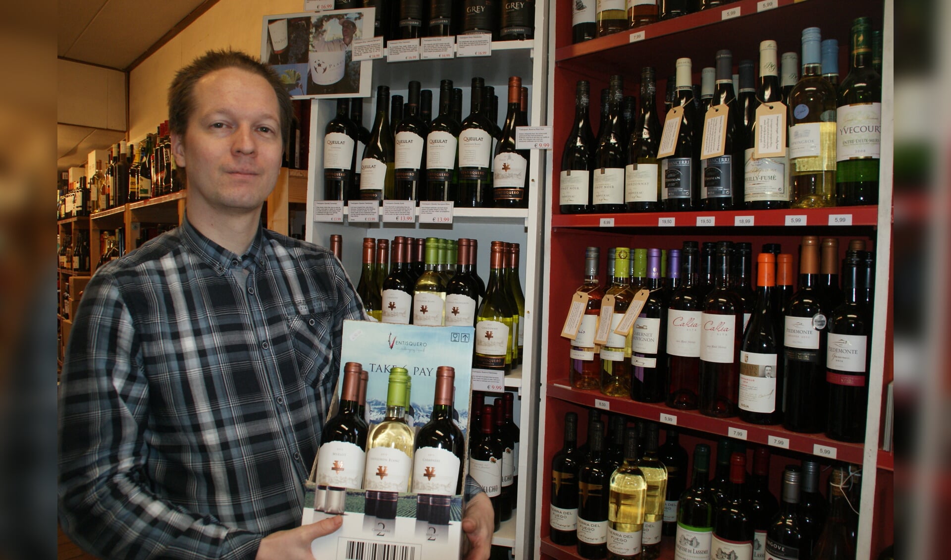 Bart Kooiman van Slijterij De Wijnstok met de decemberaanbieding van Wijnhuis Ventisquero.