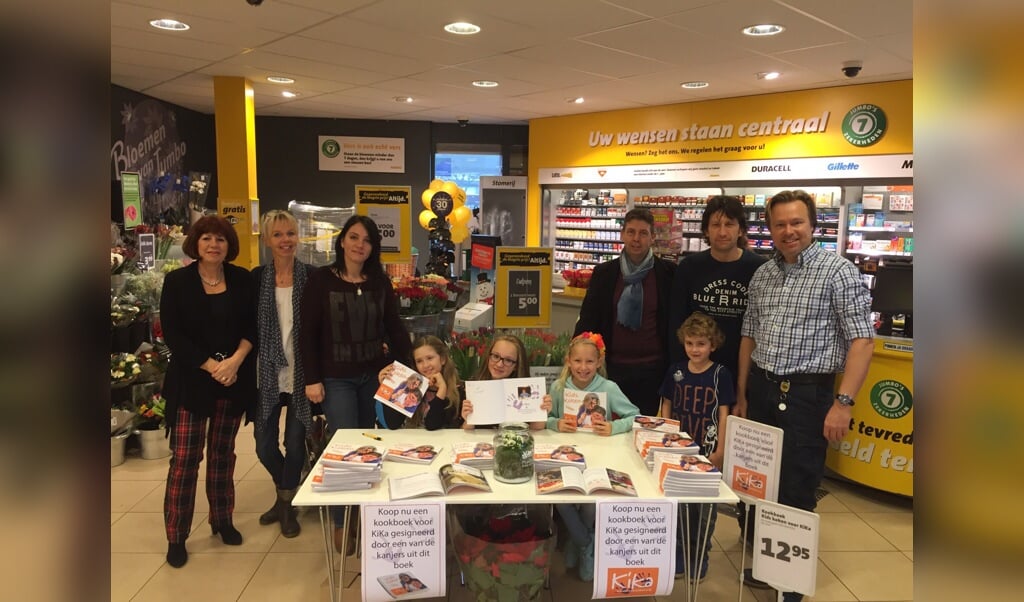 Kinderen signeerden vol trots hun boek: Kids koken voor KiKa. 