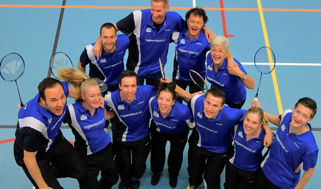 Leonard van Velzen (achterste rij, tweede van links) met het succesteam van DKC van afgelopen seizoen.