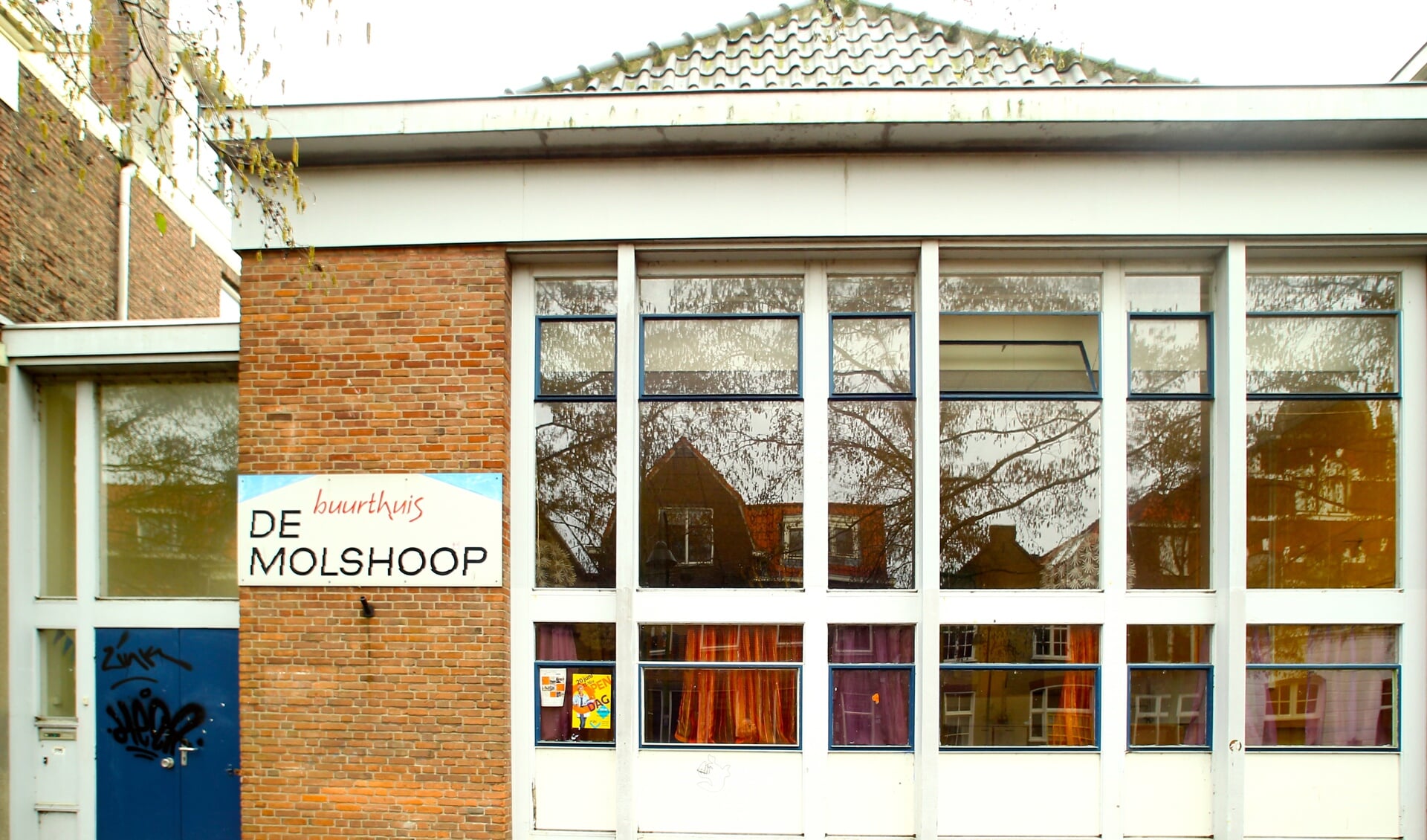 Het bord zit nog op de gevel, maar het pand waar dertig jaar lang Buurthuis De Molshoop zat is geen buurthuis meer. 