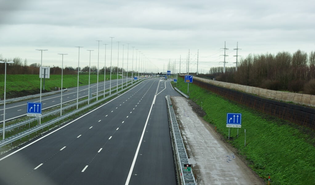 Het laatste stuk van de A4 tussen Delft en Schiedam, met rechts achter afrit 14: Delft. (foto: Jesper Neeleman)