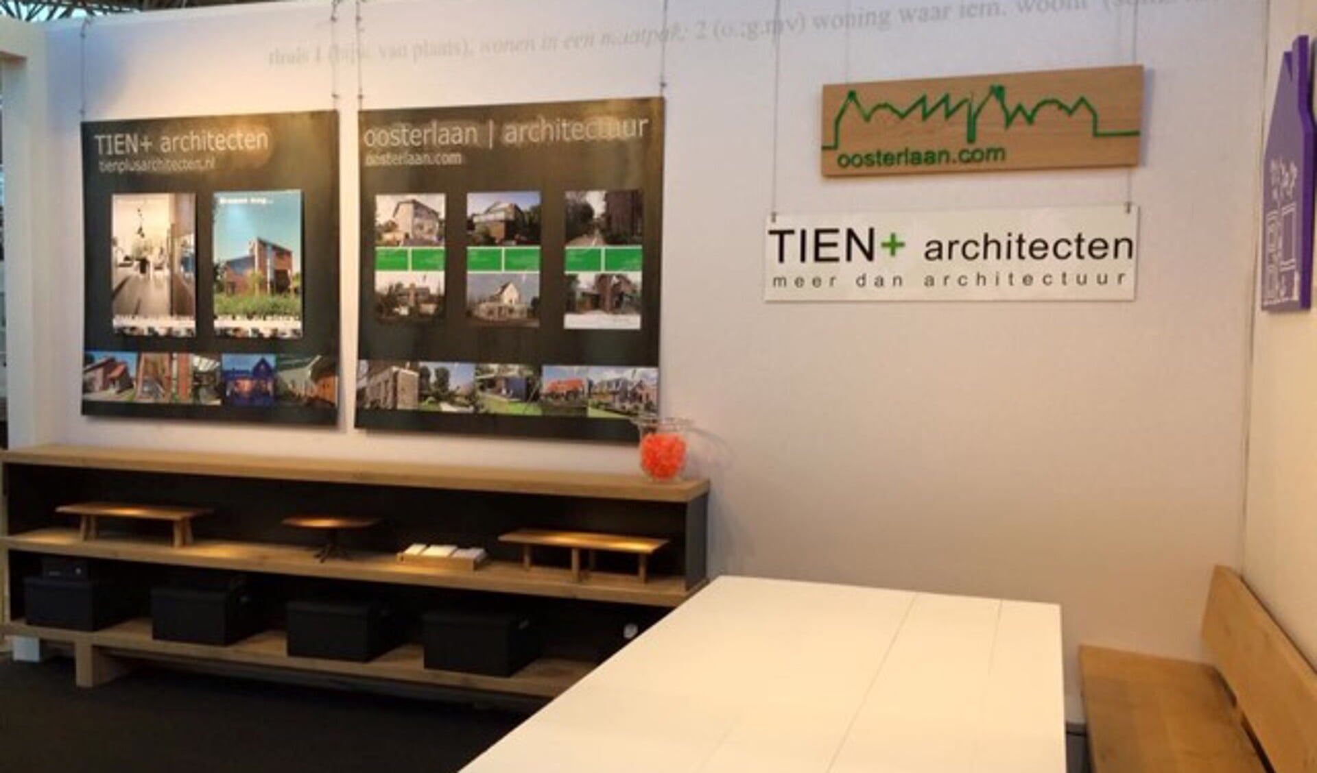 TIEN+ architecten presenteerde zich op de VT Wonen Beurs met door RODI vervaardigde borden.