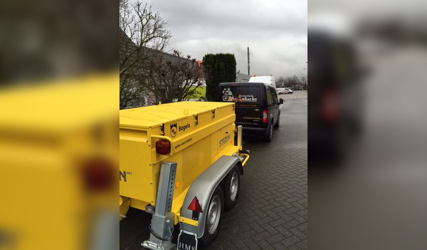 Autoschade OostAmbacht en de aanhanger van Stedin.