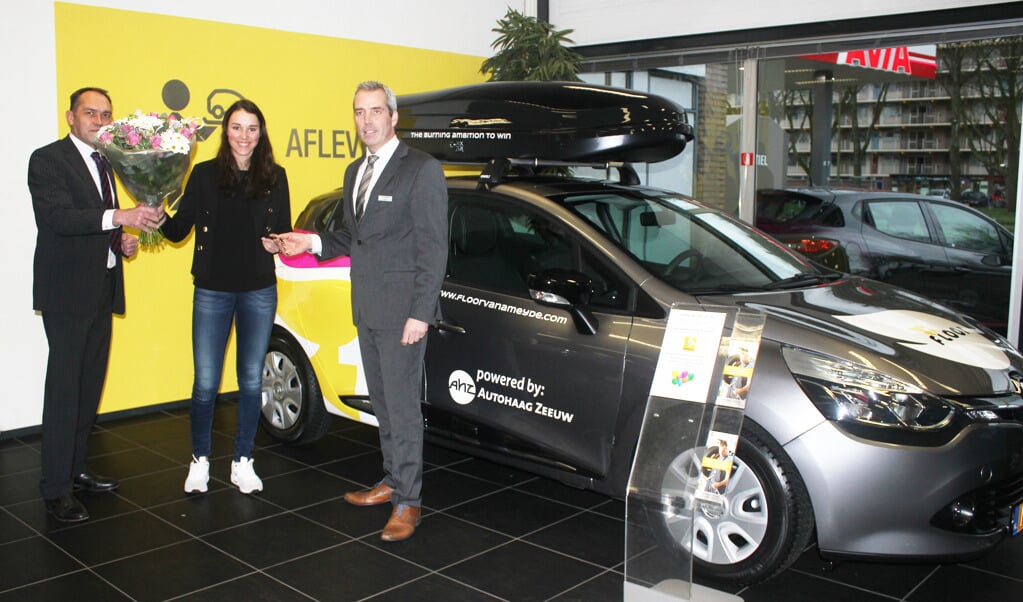 Floor van Ameyde krijgt bij Autohaag Zeeuw Zoetermeer de sleutels van de Renault Clio overhandigd.