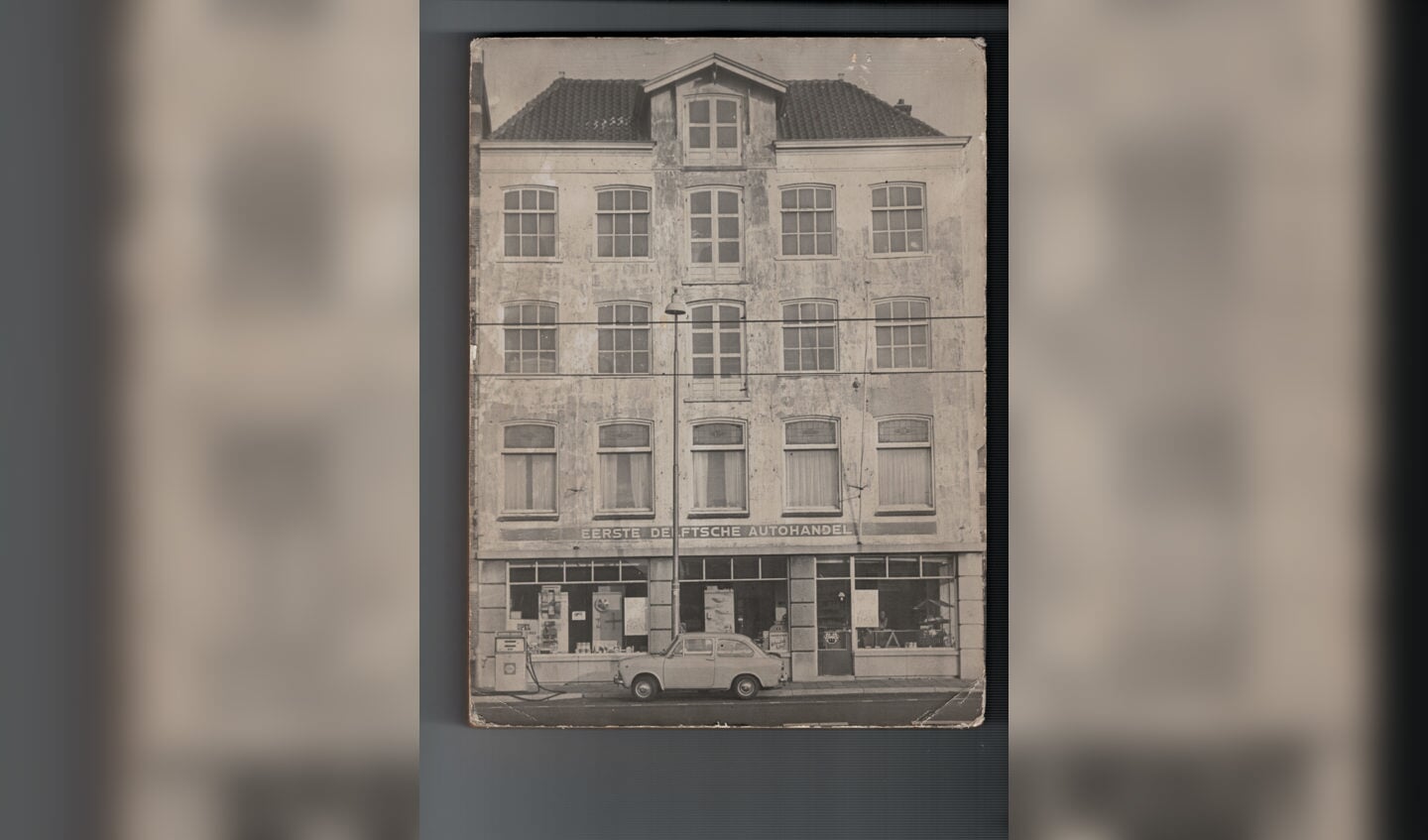 Het pand aan de Phoenixstraat in 1977, van de Eerste Delftsche Autohandel.